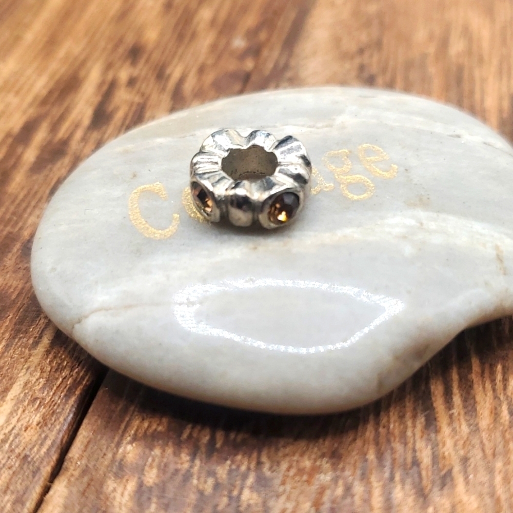 Citrine wheel charm‎